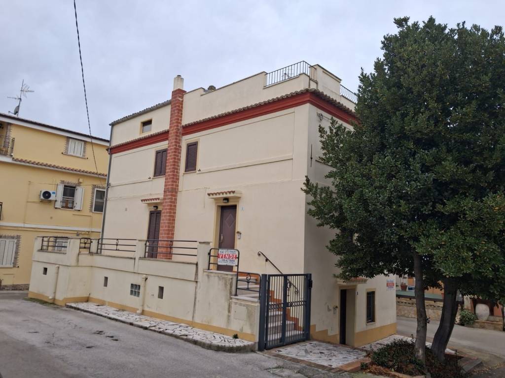 Palazzo / stabile a Petacciato in Piazza dell'Autonomia - Foto 4