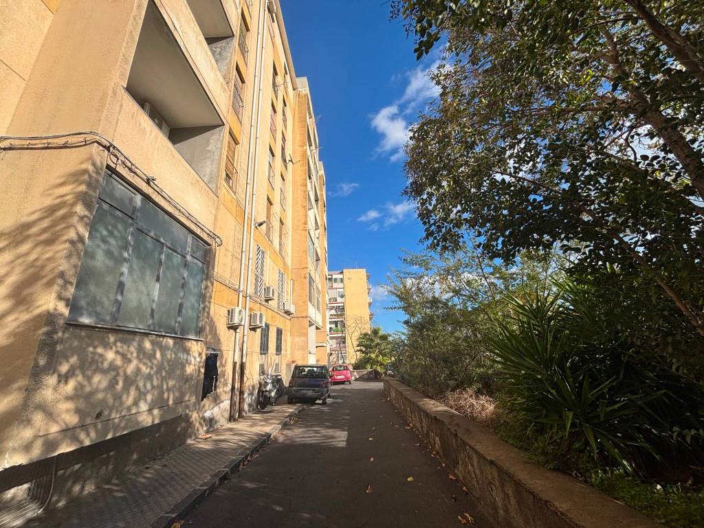 Appartamento a Catania in Via Nervesa della Battaglia, 2 - Foto 2