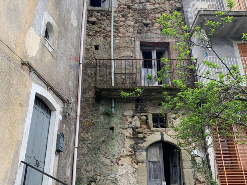 Casa indipendente a Castiglione di sicilia in Via Santa Maria, 91 - Foto 2