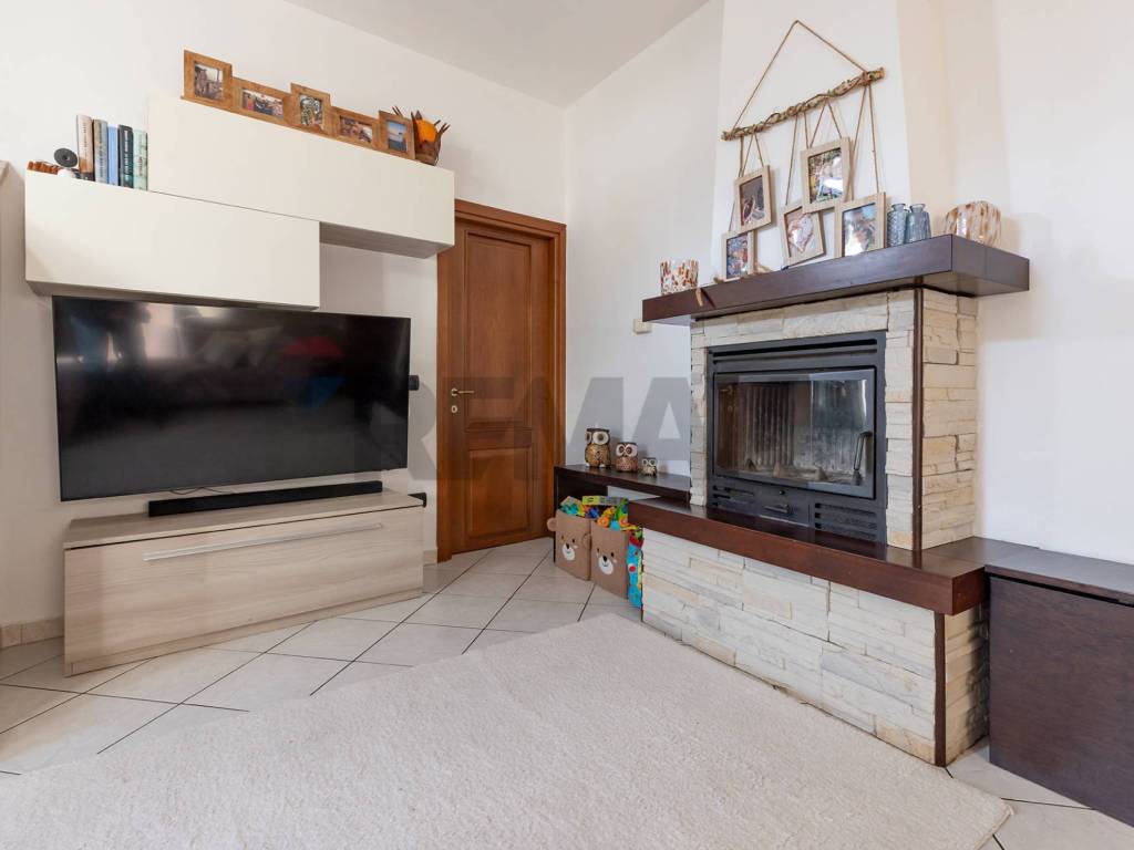 Appartamento a Cairate in VIA ALBERTI, 13 - Foto 5