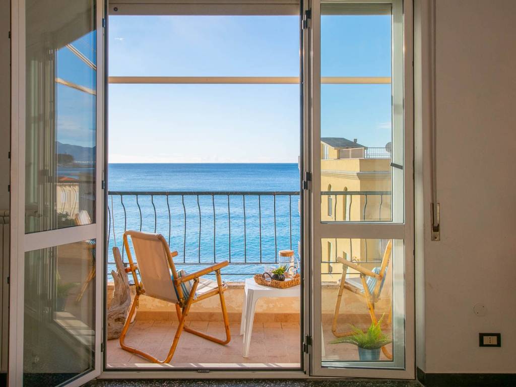 Appartamento a Finale ligure in Via Aurelia, 23 - Foto 2