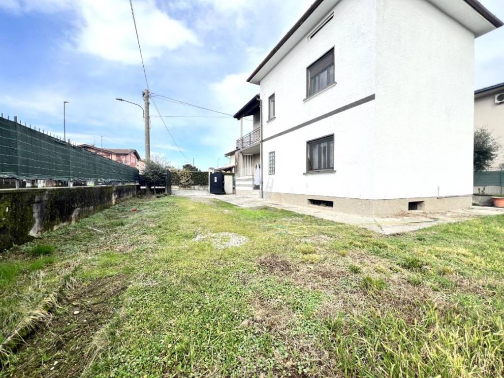 Villa a Palazzolo sull'oglio in Via Adamello, 15 - Foto 2