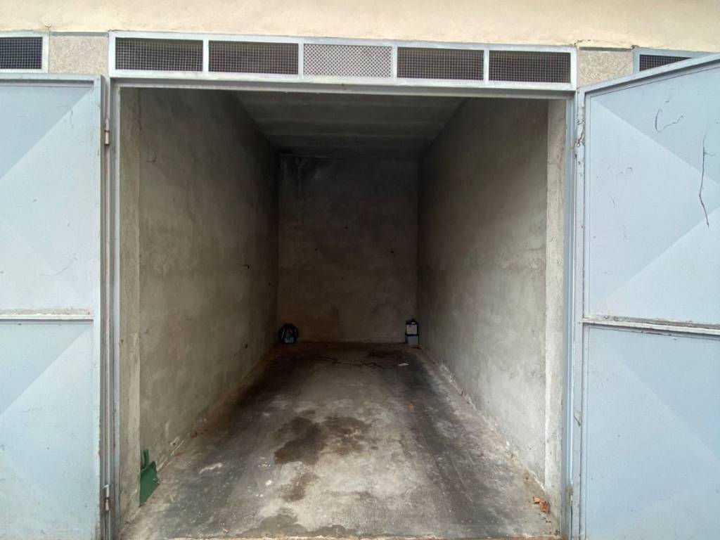Box / garage a Pinerolo in Piazza Alberto Banfi, 1 - Foto 3