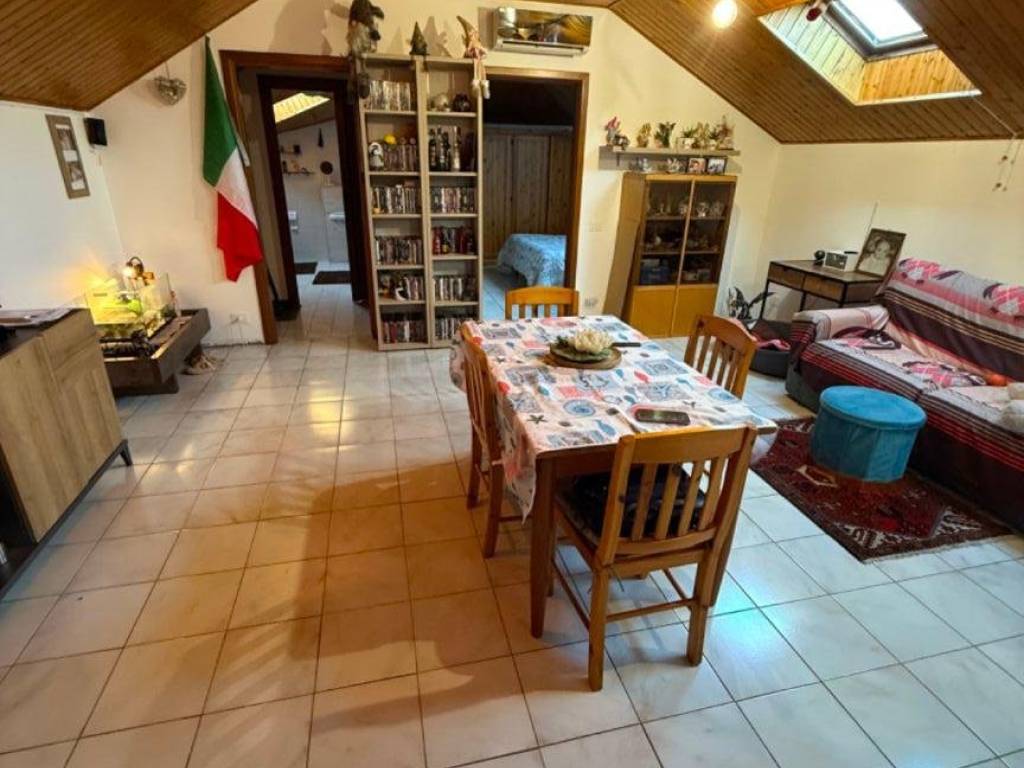 Appartamento a Castano primo in Via Luigi Einaudi - Foto 2