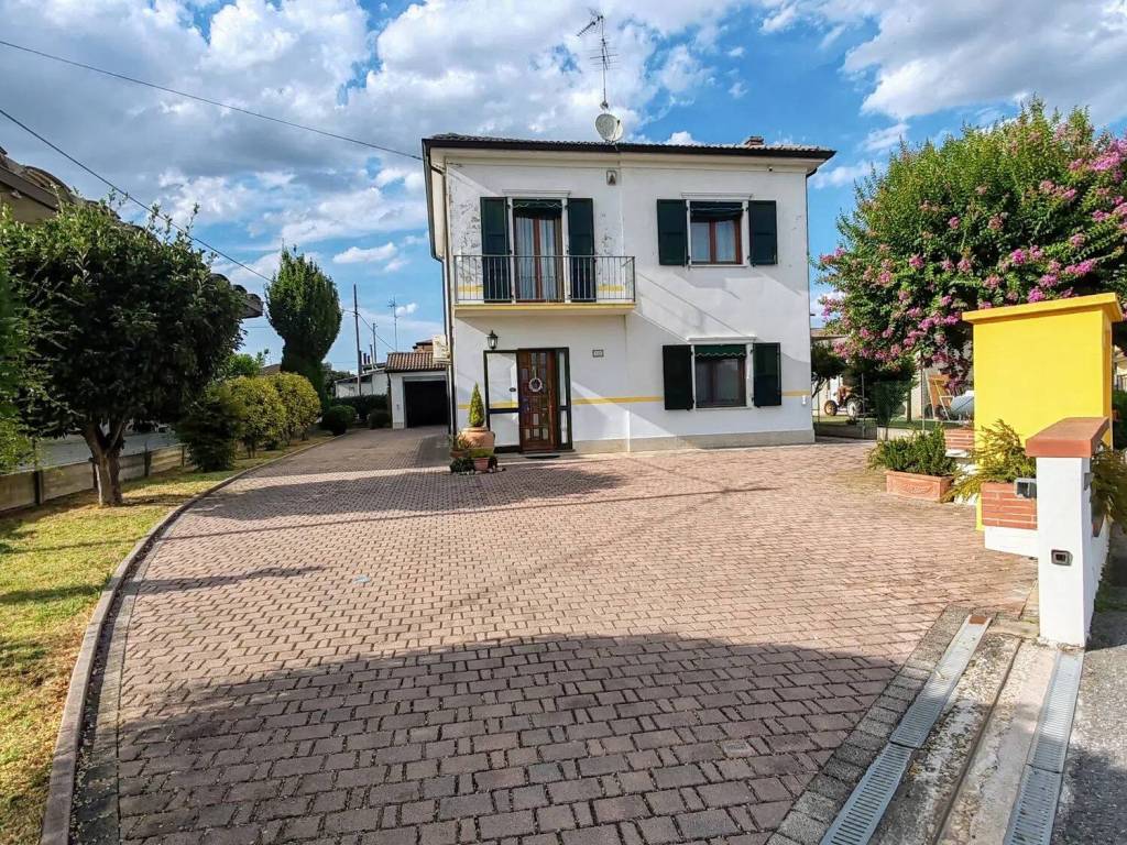 Villa a Bondeno in Via L. C. Farini, 139 - Foto 2
