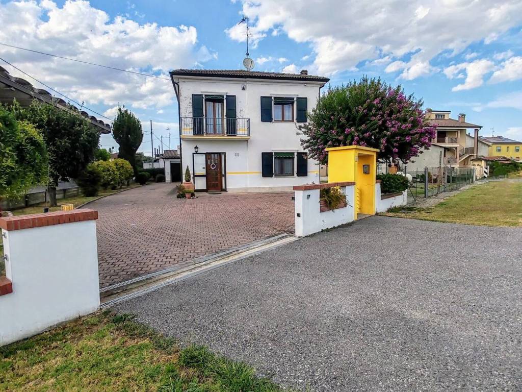 Villa a Bondeno in Via L. C. Farini, 139 - Foto 4