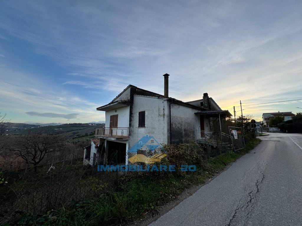 Casa indipendente a Teramo in CONTRADA MONTICELLI - Foto 4