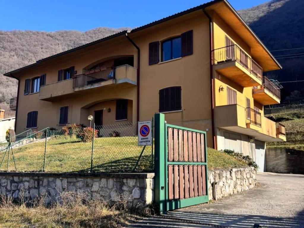 Appartamento a Canzo in VIA SEGRINO, 11 - Foto 2