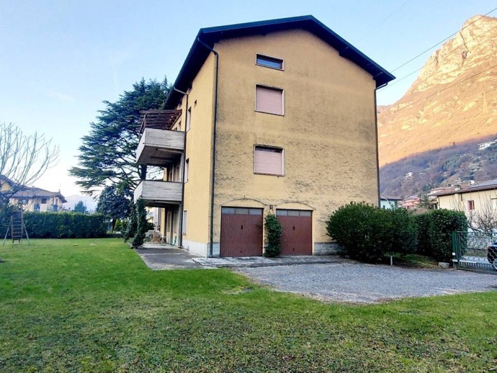 Villa a Rogno in Via Cesare Battisti, 12 - Foto 2