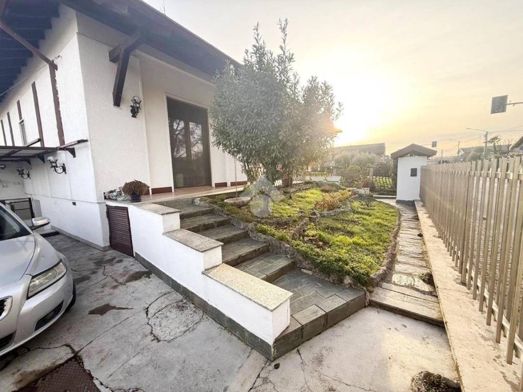 Villa a Cislago in Via San Giulio, 282 - Foto 4