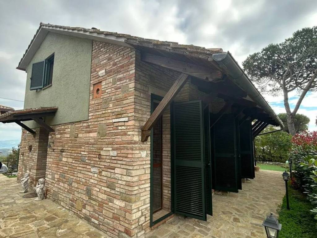 Villa a Passignano sul trasimeno in Via Iv Novembre, 15 - Foto 2