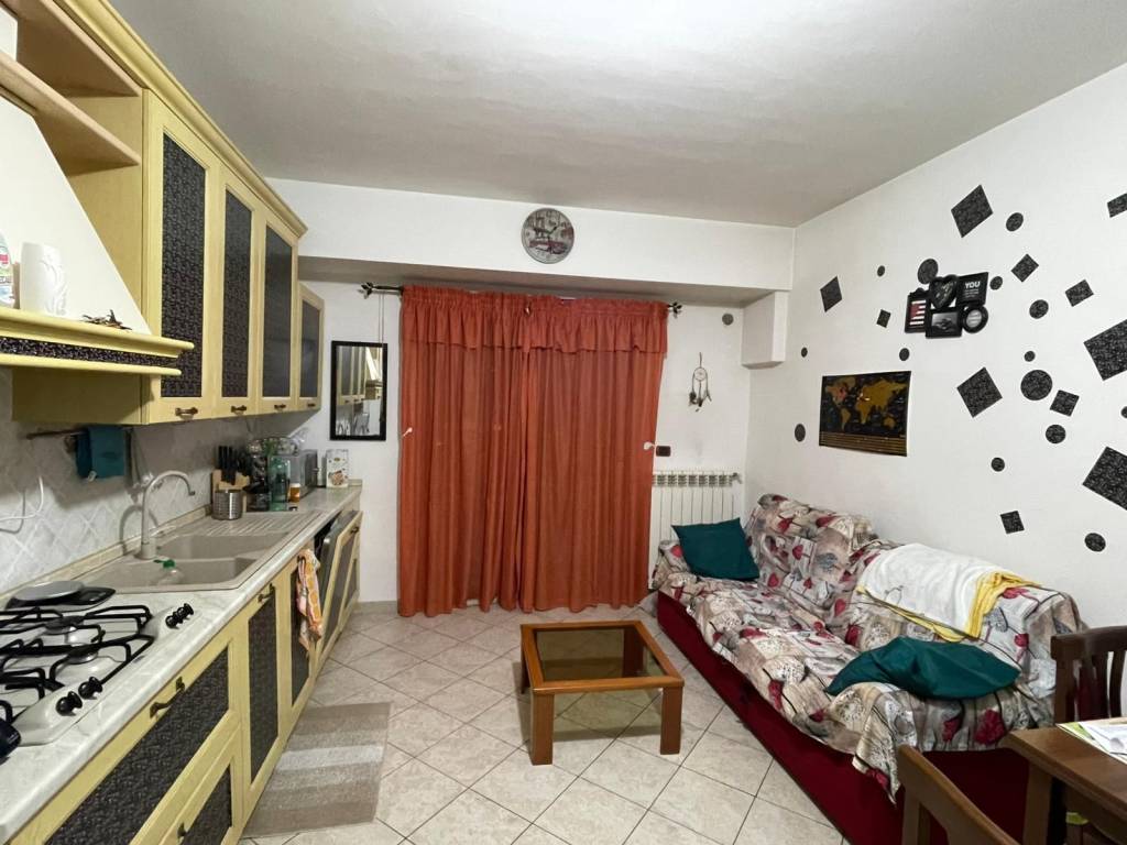 Appartamento a Pomezia in Via Naro - Foto 3