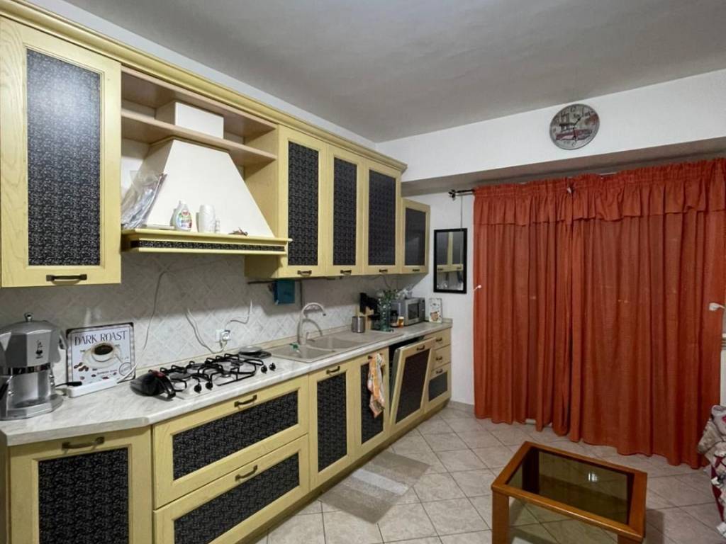 Appartamento a Pomezia in Via Naro - Foto 4