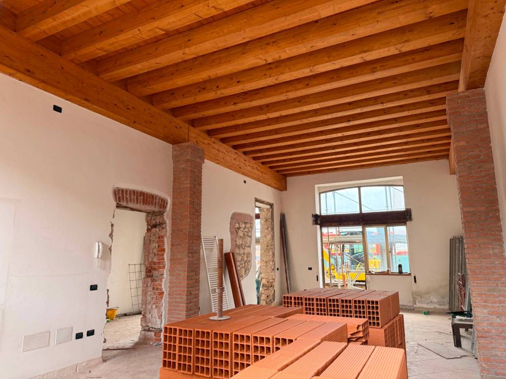 Appartamento a Montecchio maggiore in Via Piazza Vecchia, 42 - Foto 2