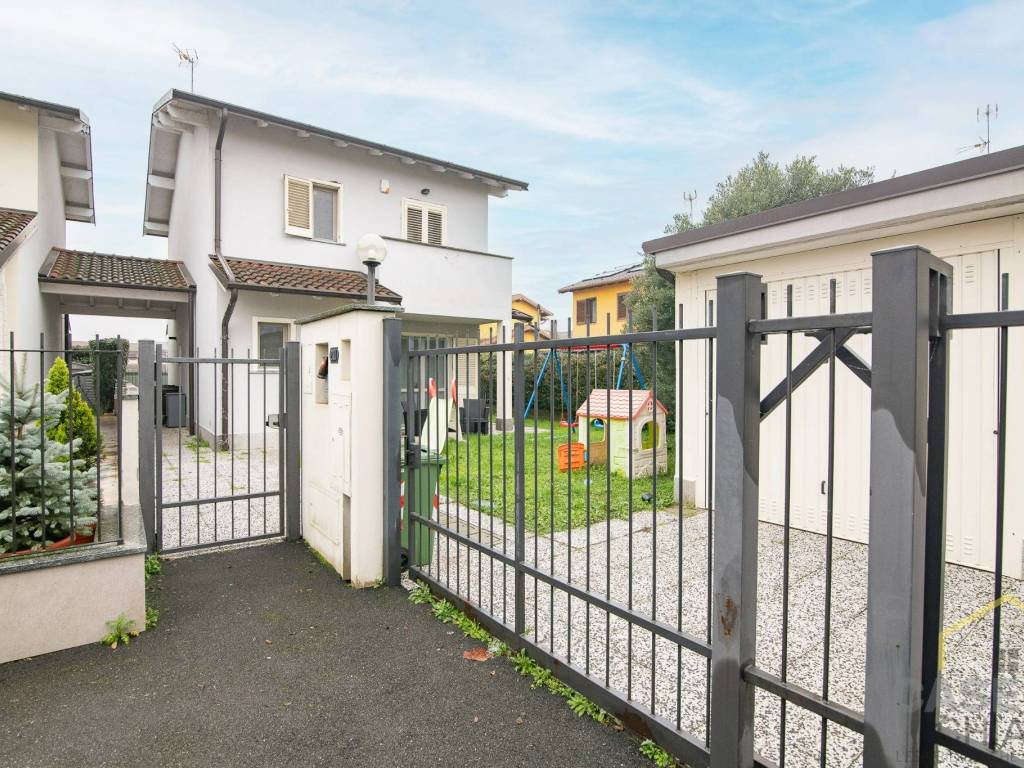 Villa a Vellezzo bellini in Via Vincenzo Gioberti, 21 - Foto 2