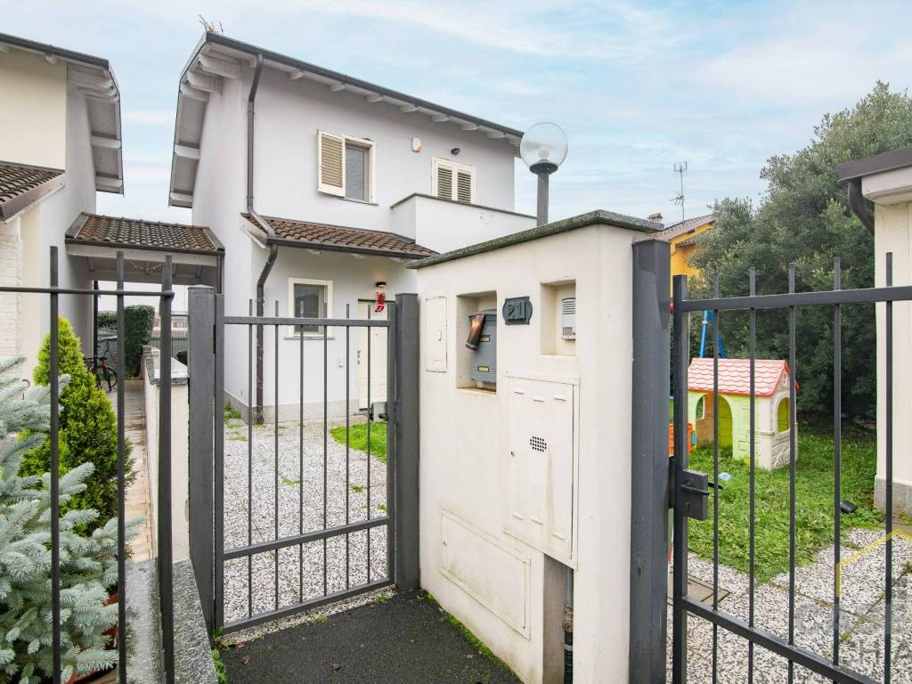 Villa a Vellezzo bellini in Via Vincenzo Gioberti, 21 - Foto 4