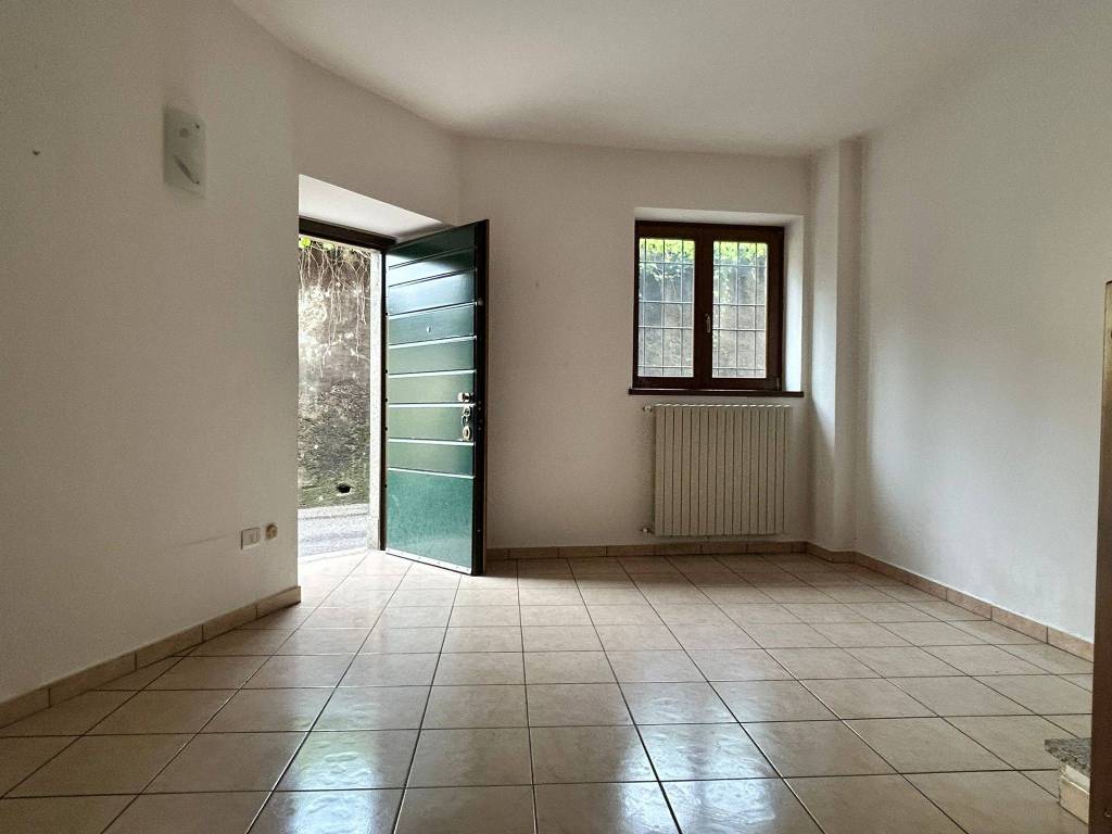 Appartamento a Azzate in Via Castello, 27 - Foto 2