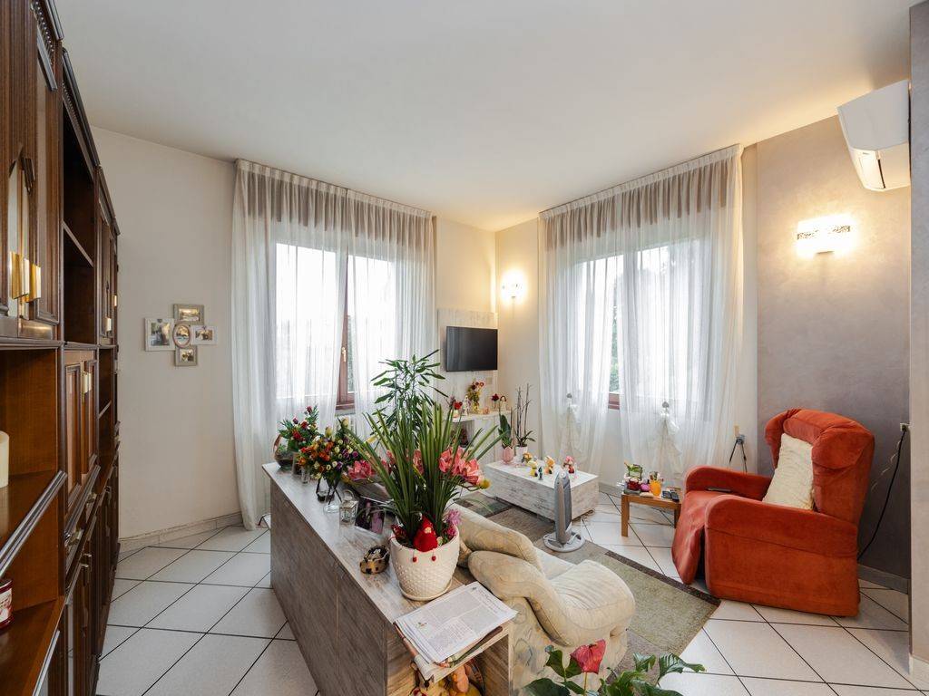 Appartamento a Cassago brianza in Via Alessandro Volta, 43 - Foto 4