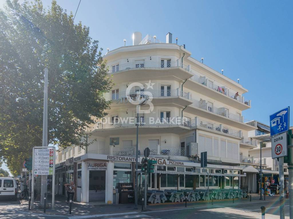 Palazzo / stabile a Rimini in Viale Regina Margherita, 143 - Foto 2