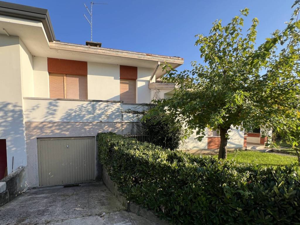 Villa a Azzano decimo in Piazzale San Michele Arcangelo - Foto 2