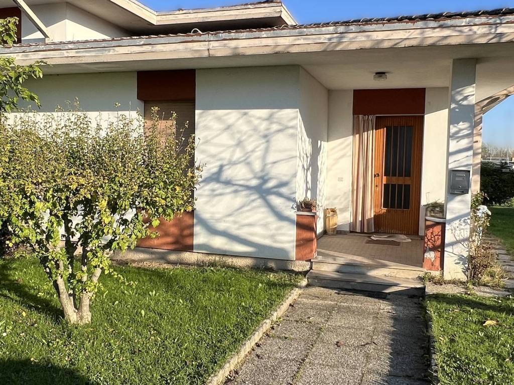 Villa a Azzano decimo in Piazzale San Michele Arcangelo - Foto 3