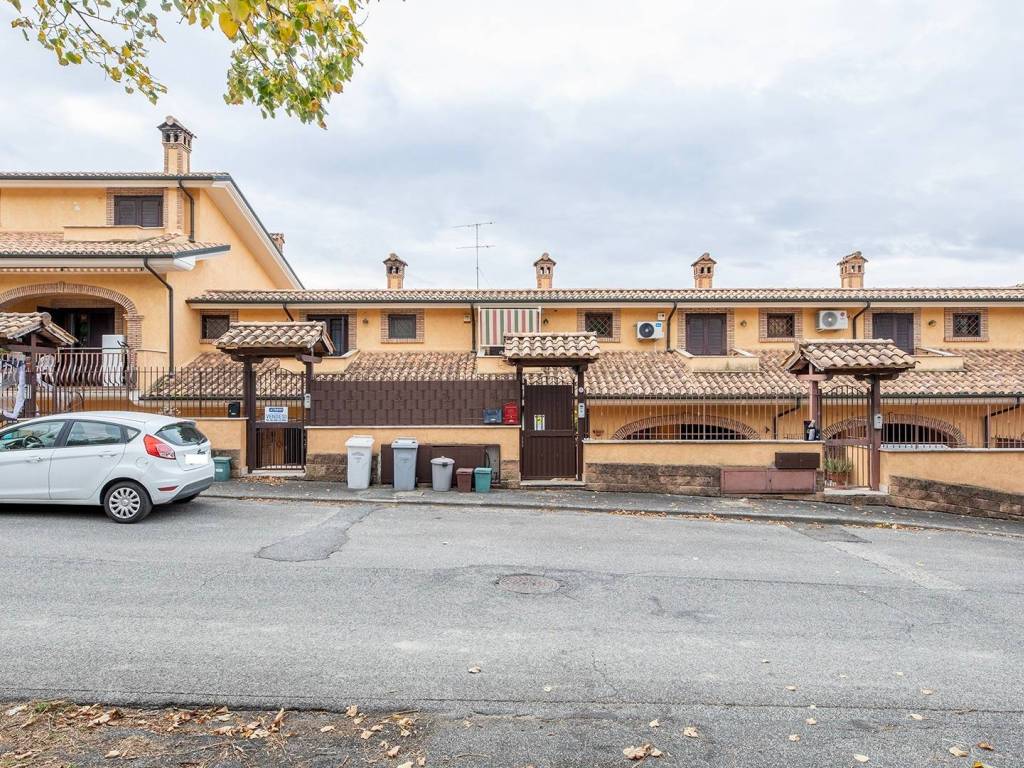 Villetta a schiera a Guidonia montecelio in Via Pietro Vannucci - Foto 2