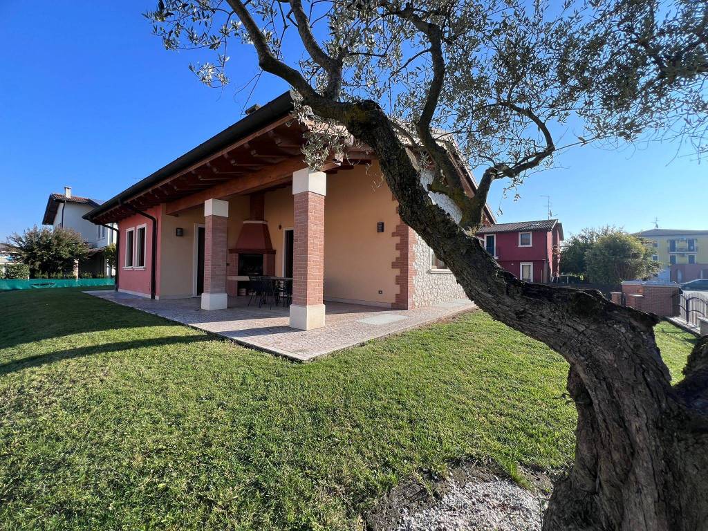 Villa a Lonigo in Via Abensberg, 49 - Foto 2