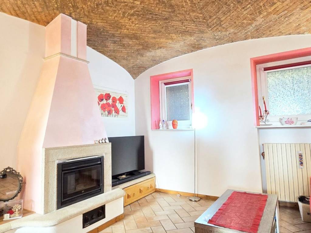 Appartamento a Angera in Via Mario Greppi - Foto 2