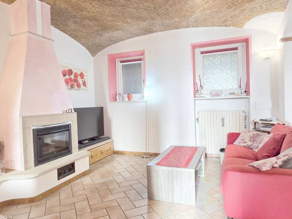 Appartamento a Angera in Via Mario Greppi - Foto 3