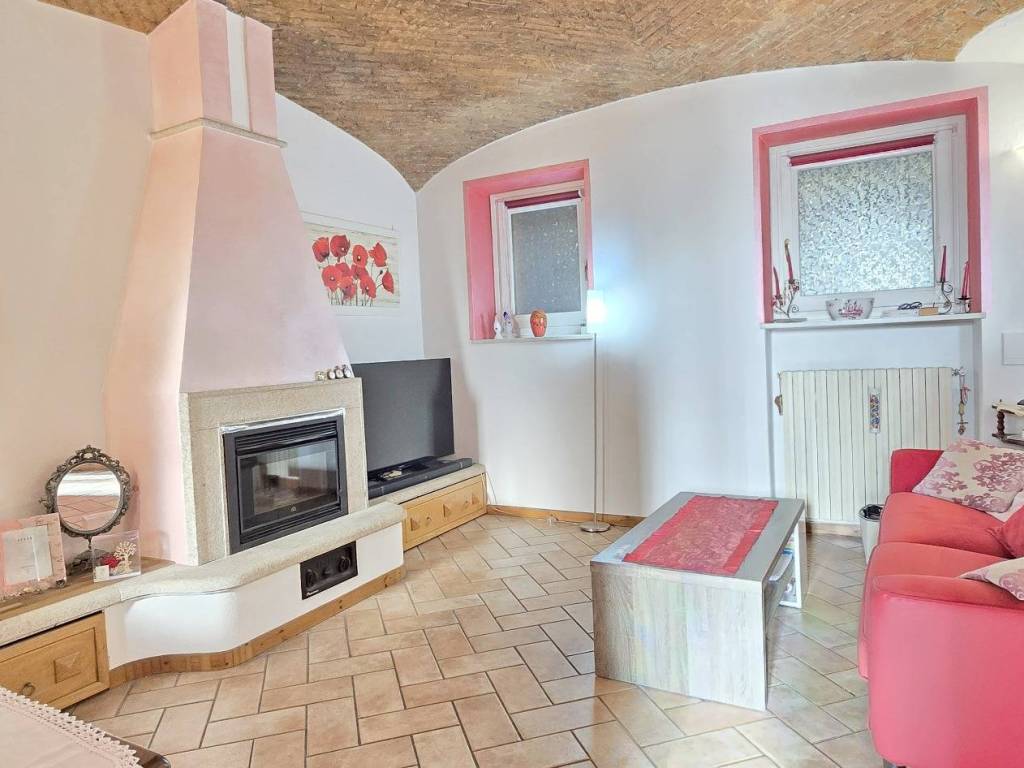 Appartamento a Angera in Via Mario Greppi - Foto 4