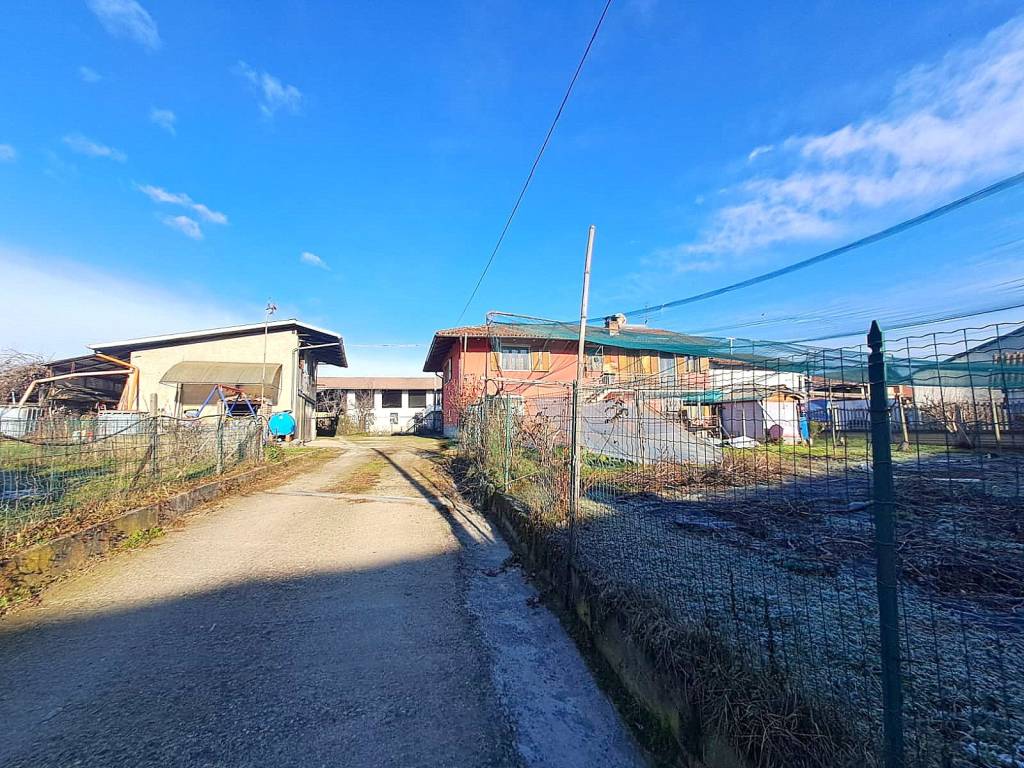 Casa indipendente a Pinerolo in Strada Vecchia di Piscina, 41 - Foto 2