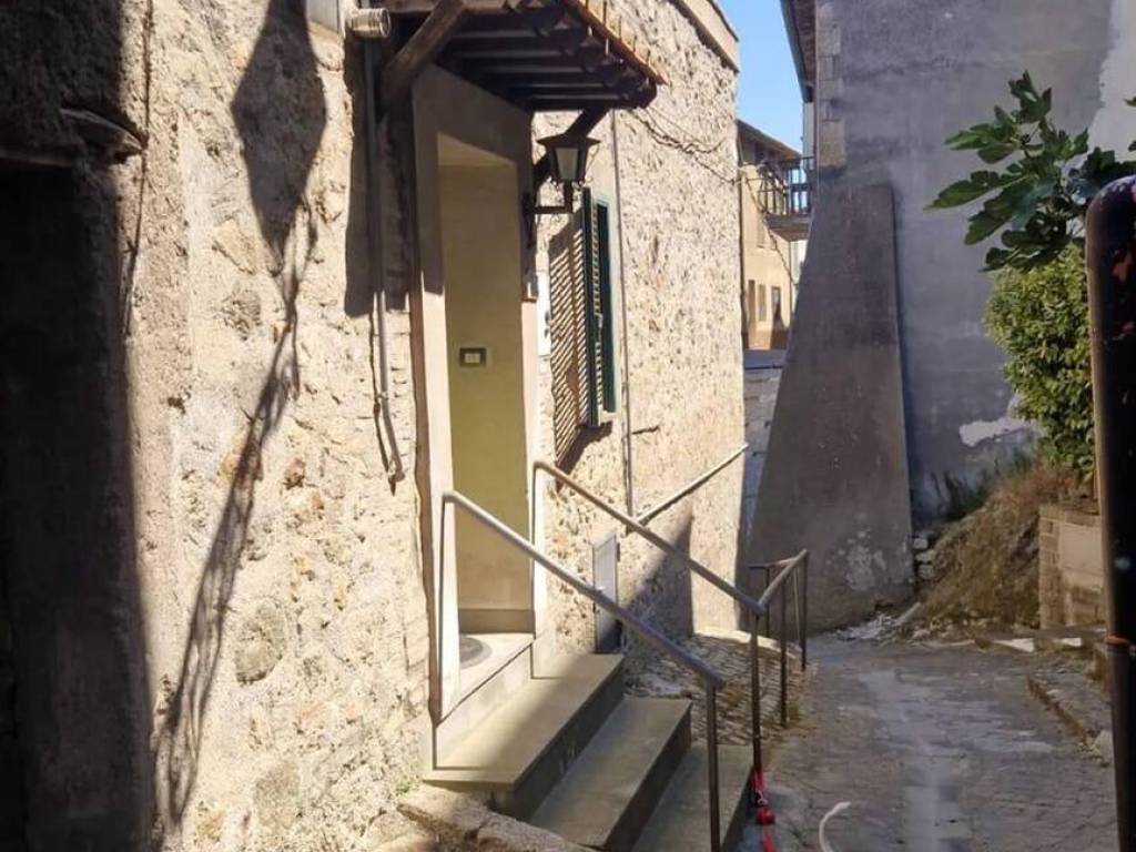 Appartamento a Tolfa in Via Annibal Caro, 26 - Foto 2