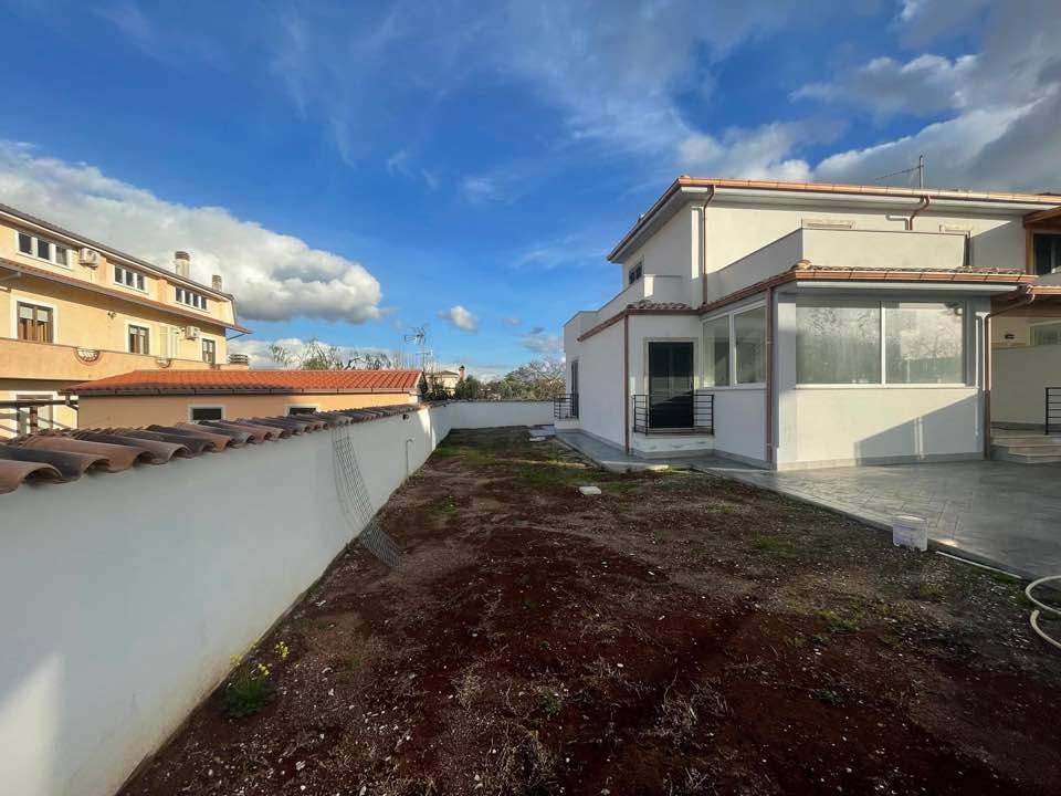 Villa a Pomezia in Via Degli Eucalipti - Foto 3