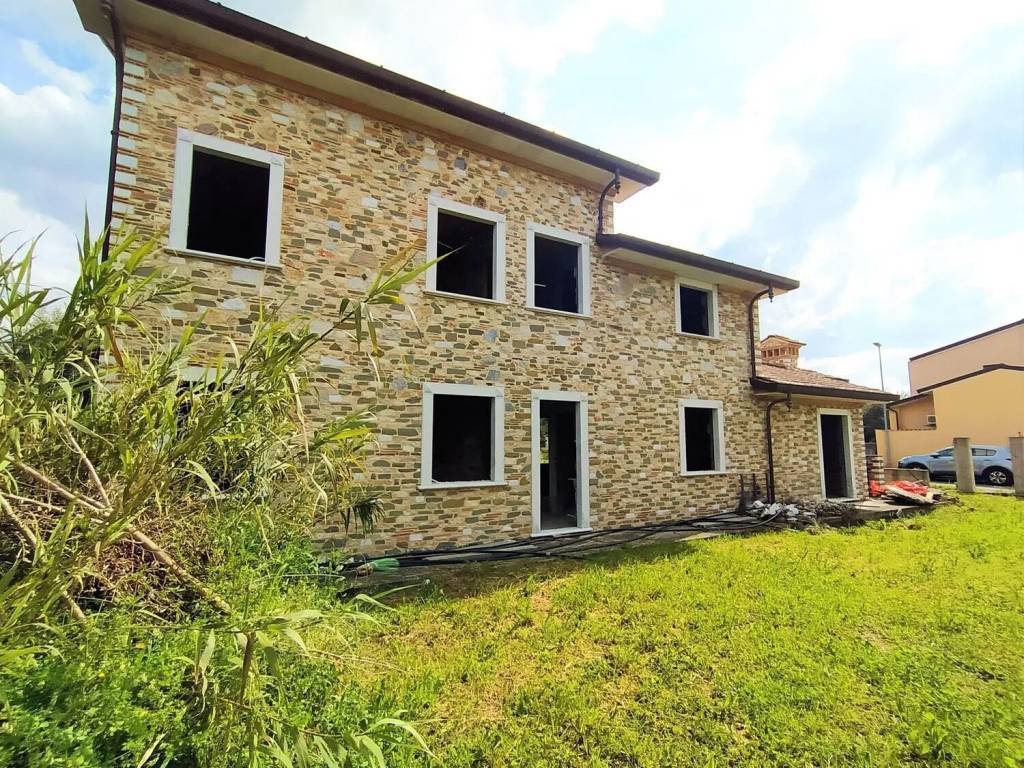 Villa a Seravezza in Via Ranocchiaio - Foto 2