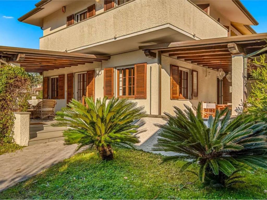 Villa a Forte dei marmi in Via B. Croce - Foto 2