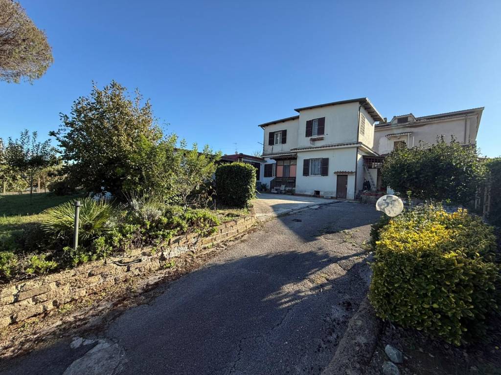 Villa a Aprilia in Via Brembo - Foto 4