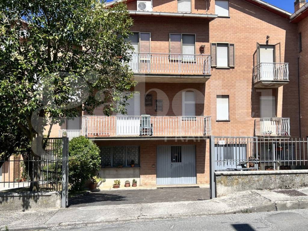 Box / garage a Gubbio in Via Magellano, 4 - Foto 2