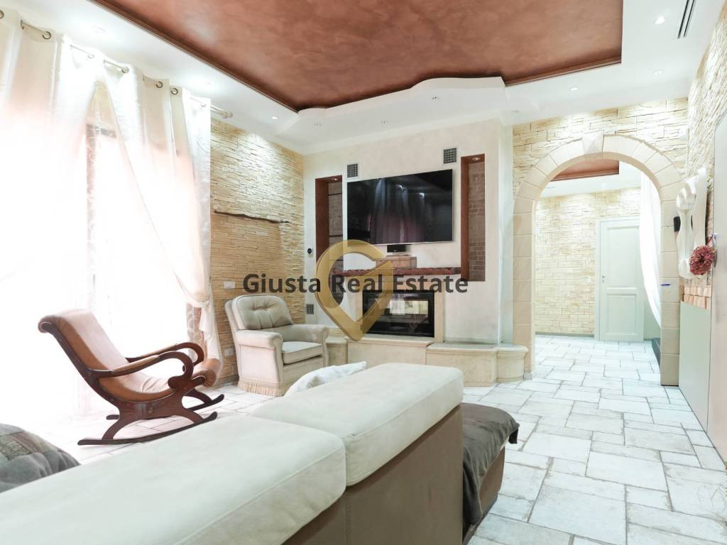 Casa indipendente a Mesagne in Piazza Unità D'Italia, 3 - Foto 2