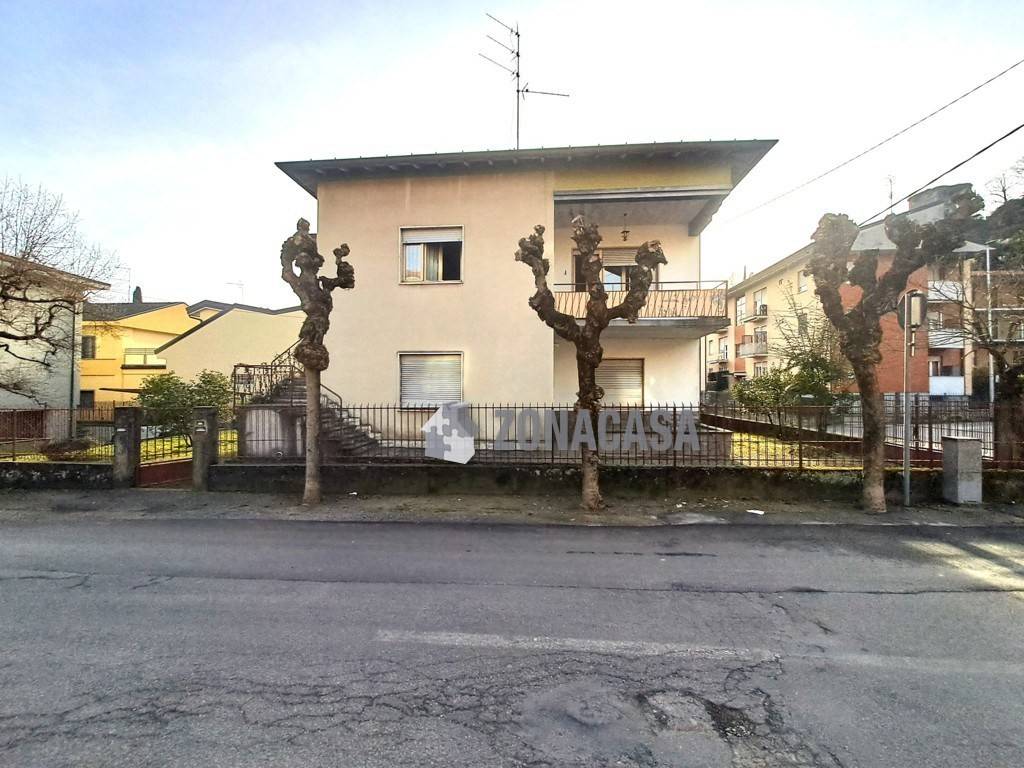 Villa a Besozzo in Via Alcide De Gasperi, 3 - Foto 2
