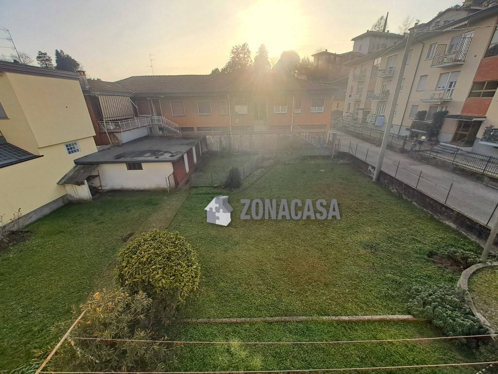 Villa a Besozzo in Via Alcide De Gasperi, 3 - Foto 4