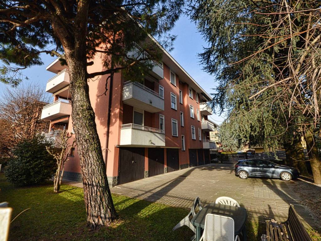 Appartamento a Cantù in Via Cristoforo Colombo, 34 - Foto 2