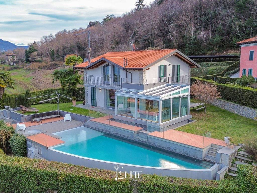 Villa a Brezzo di bedero in Via Porto Valtravaglia, 1 - Foto 2