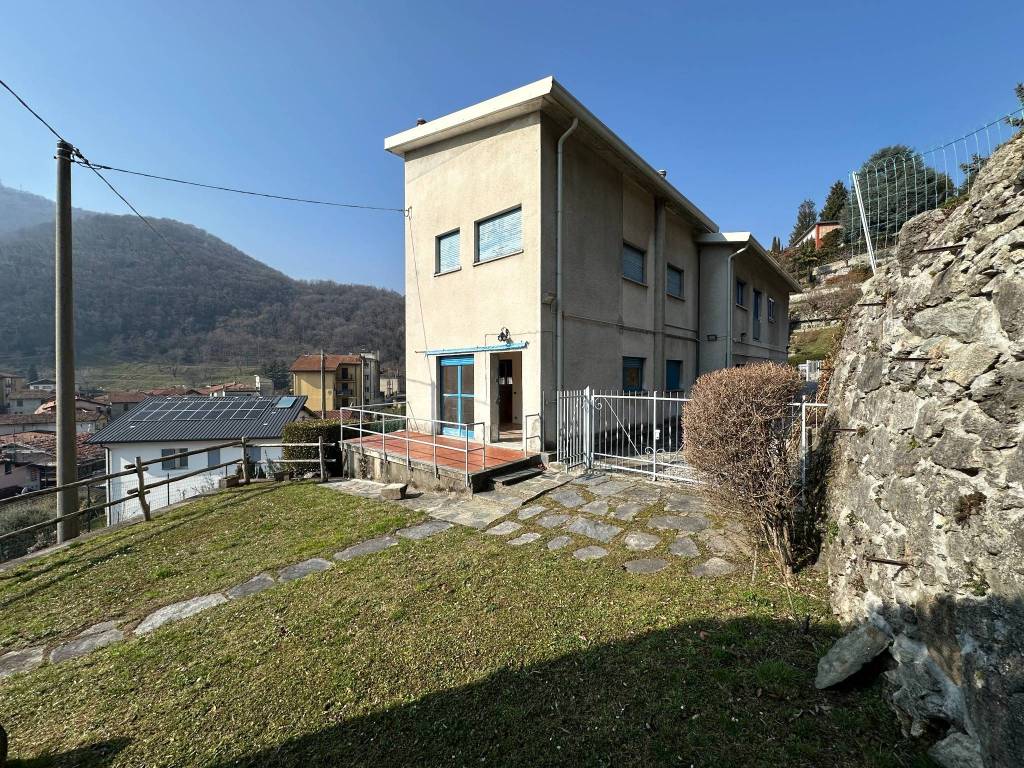 Appartamento a Asso in Via Vittorio Veneto, 10 - Foto 2
