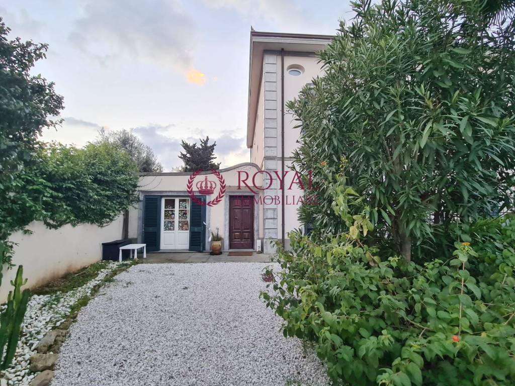 Villa a Livorno in Via Di Montenero - Foto 2