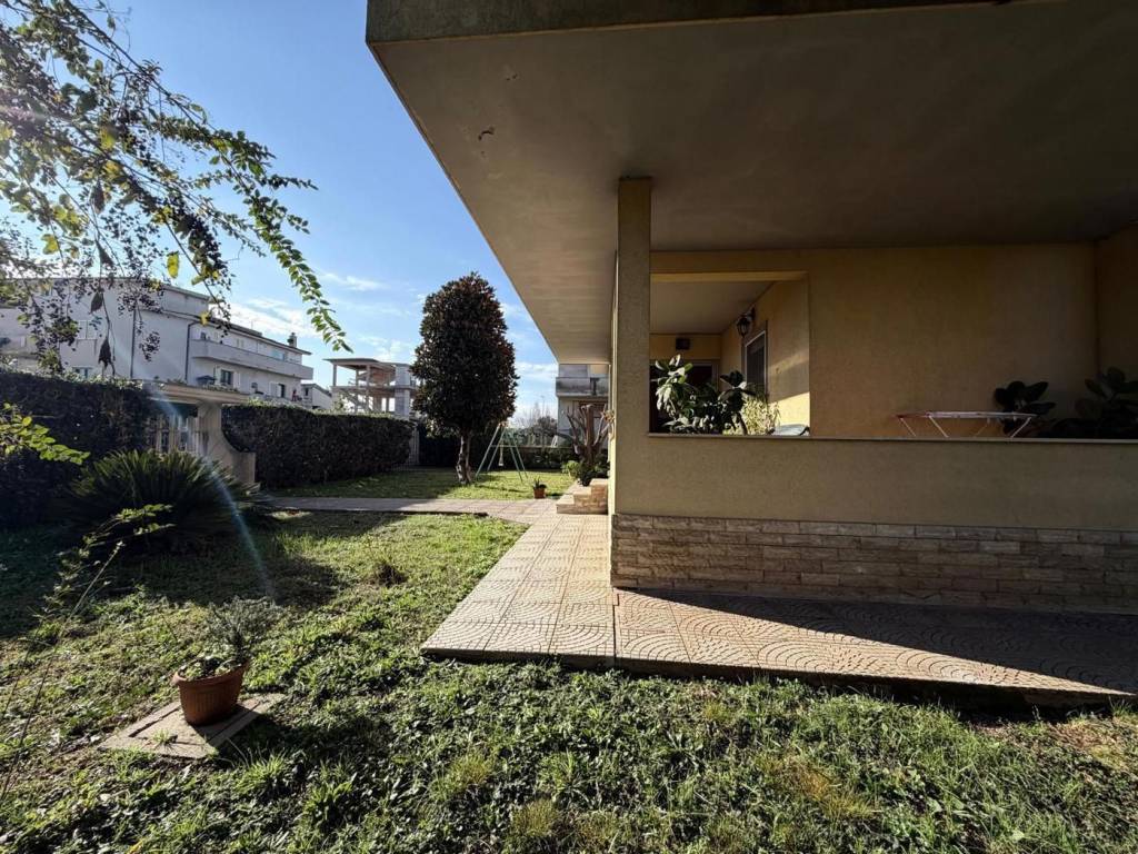 Villa a Aprilia in VIA CATANZARO, 5 - Foto 2