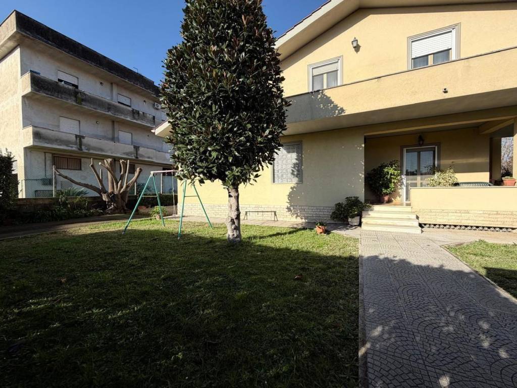 Villa a Aprilia in VIA CATANZARO, 5 - Foto 3