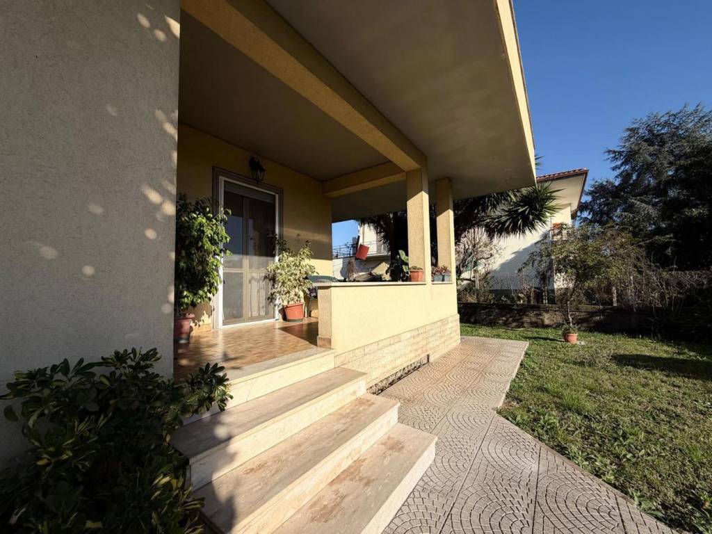 Villa a Aprilia in VIA CATANZARO, 5 - Foto 4
