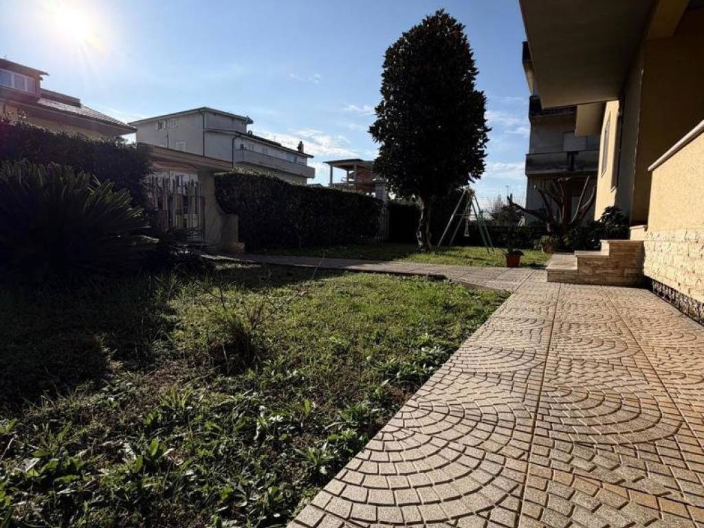 Villa a Aprilia in VIA CATANZARO, 5 - Foto 5