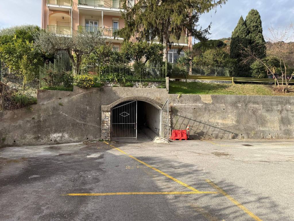 Box / garage a Finale ligure in Viale Alessandria, 3 - Foto 4