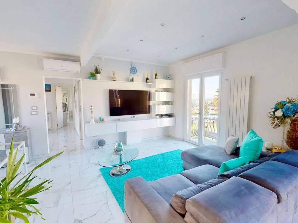 Appartamento a Viareggio in Viale Regina Margherita, 111 - Foto 2